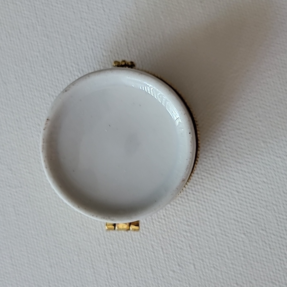 Floral pill trinket box - Picture 4 of 8